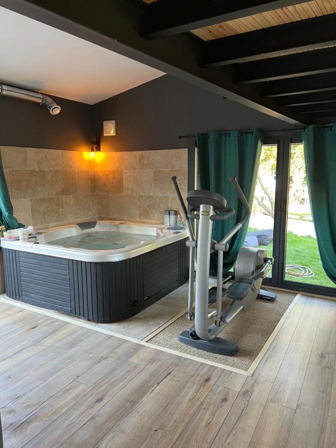 Ferienwohnung Charmant Logement Avec Jacuzzi Salon-de-Provence Exterior foto